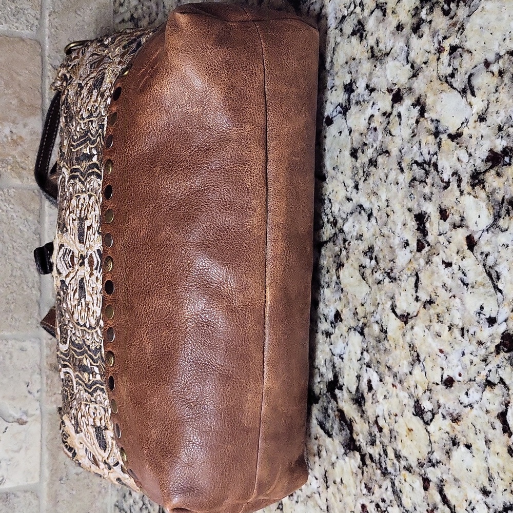 ✔️ Patricia Nash Leather & Embroidered Tote in Brown/Cream and Black/Dark Blue - Picture 5 of 11